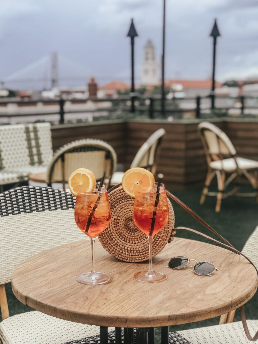 rooftop-bar-in-savannah-best-view-visit-savannah-stay-lucky-perry-lane-hotel-peregrin-bar