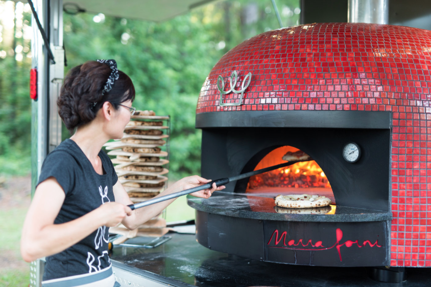 Savannah wedding caterer with outdoor pizza oven